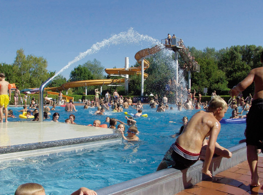 Plattling Swimming Pool - impressive bathing facility with many attractions